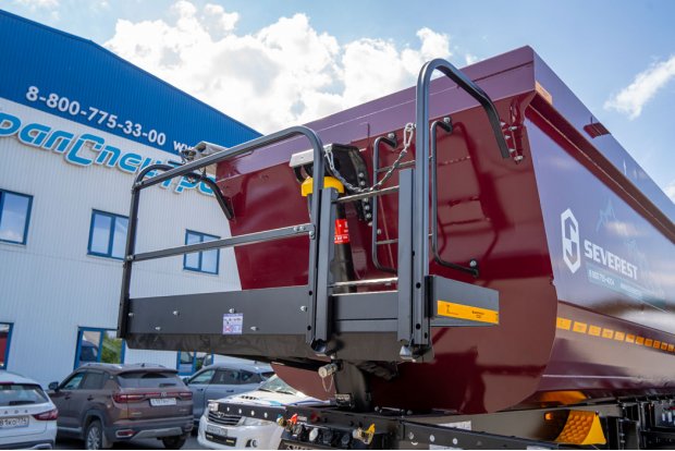 Площадка обслуживания со складной лестницей