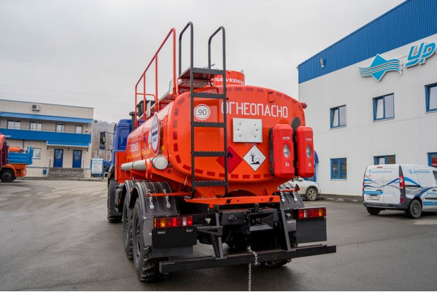 Лестница для подъема на площадку обслуживания цистерны