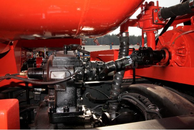 Привод насоса от коробки отбора мощности (КОМ) установленной на раздаточную коробку (РК) посредством карданного вала