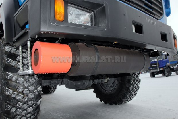 Выпуск отработанных газов по передним бампером с искрагасителем