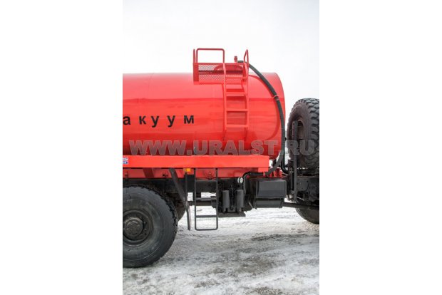 Лестница для обслуживания горловины цистерны