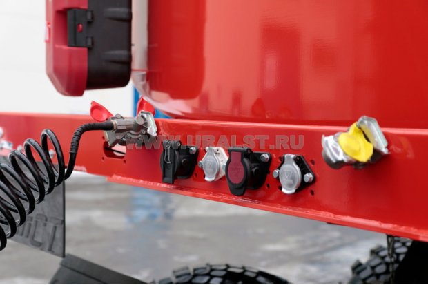 Разъемы для соединения электросистемы и пневмосистемы полуприцепа и тягача