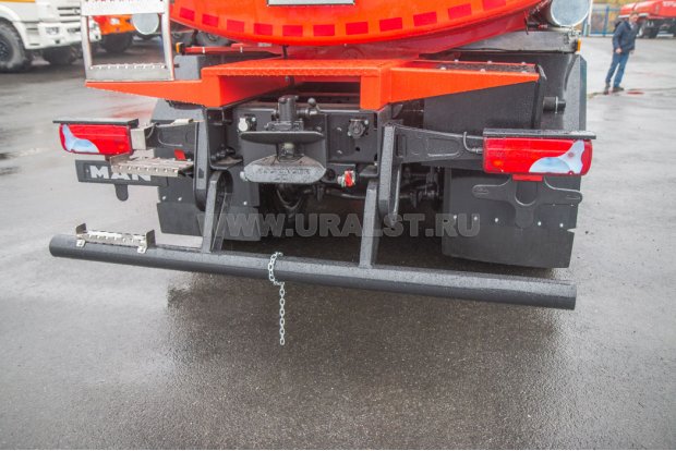 Заднее защитное устройство