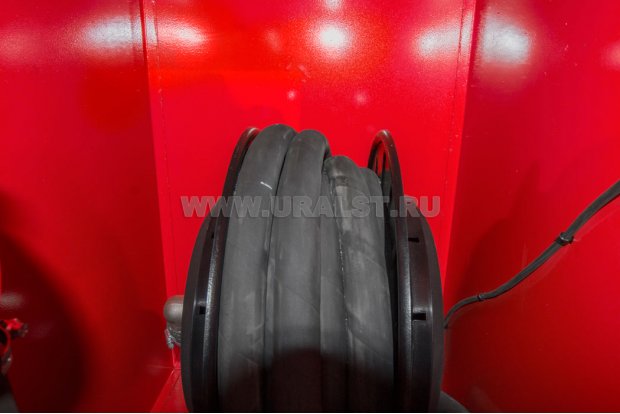 Рукав раздаточный на инерционной катушке