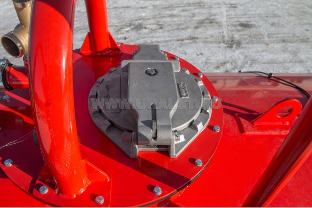 Заливной лючок на горловине