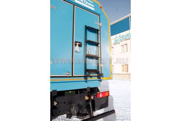 Передвижная металлическая лесница в транспортном положении