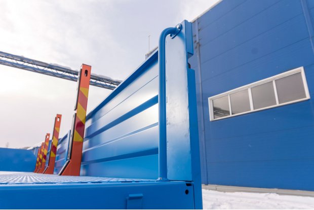 Поручень для подъема на грузовую платформу