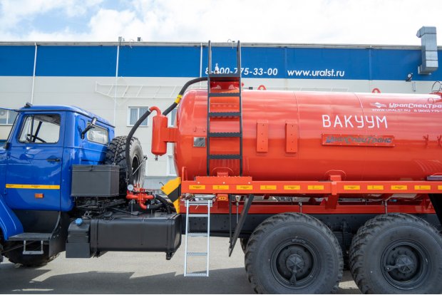 Лестница на площадку обслуживания люка цистерны