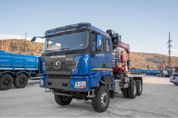 Седельный Тягач УСТ 5453 с КМУ HUBEI SQ8S4 SHACMAN SX32586V385 (6х6), 315/80R22,5