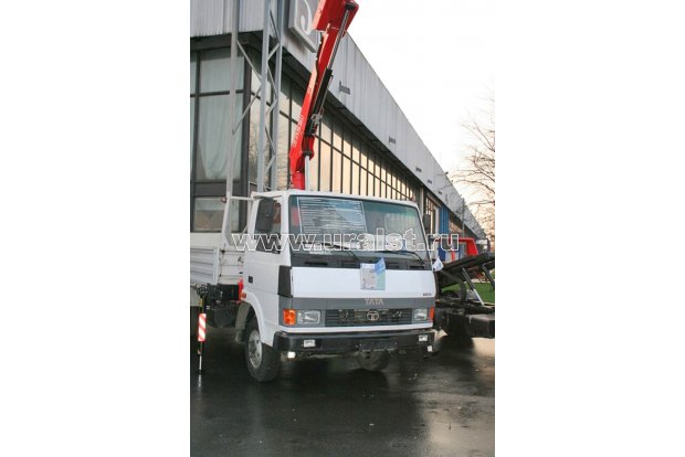 Бортовой автомобиль с КМУ на шасси а/м TATA
