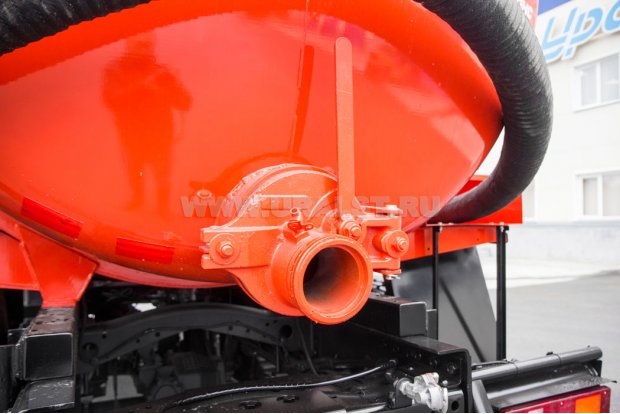 Заборный/сливной узел емкости