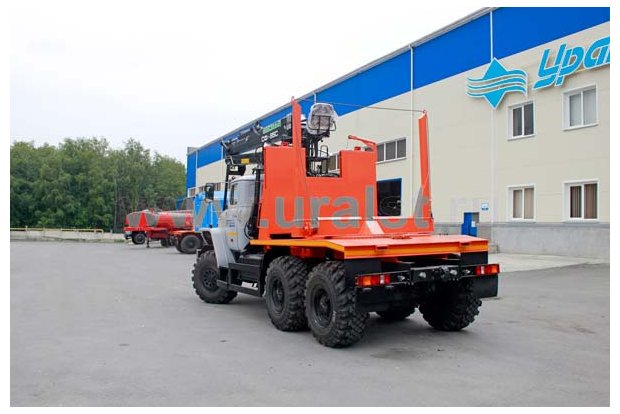 Лесовозный тягач Урал с манипулятором СФ-85С