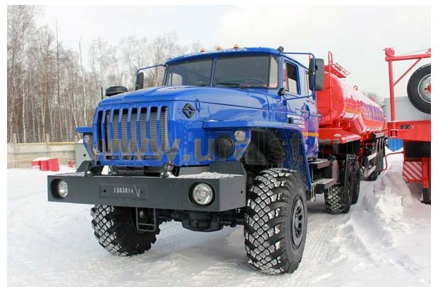 Седельный тягач Урал и полуприцеп цистерна нефтевоз