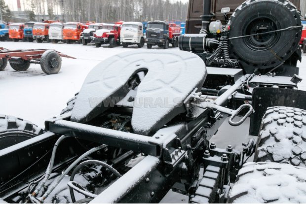 Седельно-сцепное устройство ССУ с тремя степенями свободы