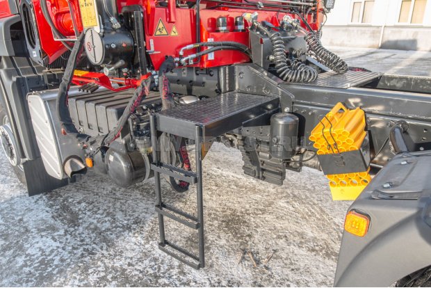 Лестница на площадку обслуживании КМУ