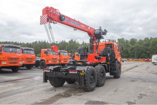Седельный тягач с КМУ KS-2056 УСТ 5453 Камаз-43118-50 сп.м