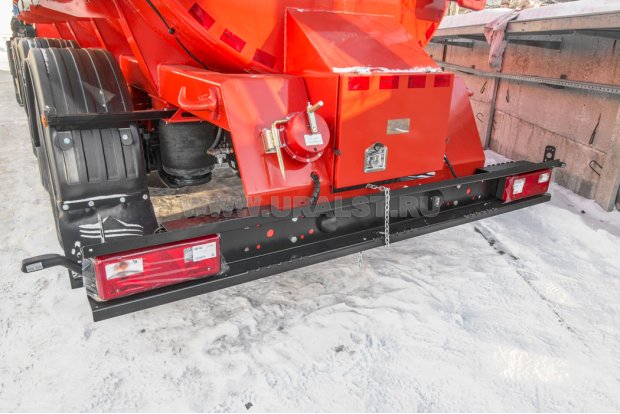 Заднее защитное устройство