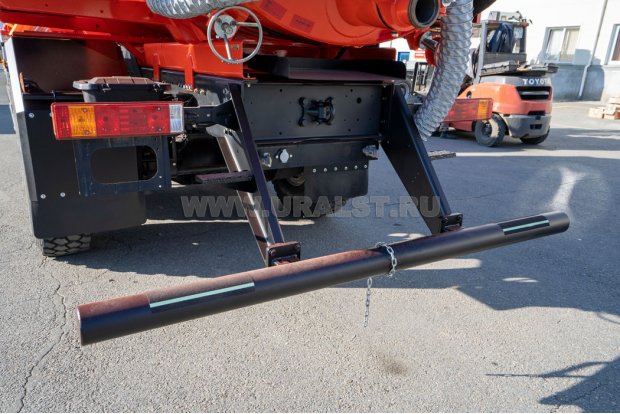 Заднее защитное устройство