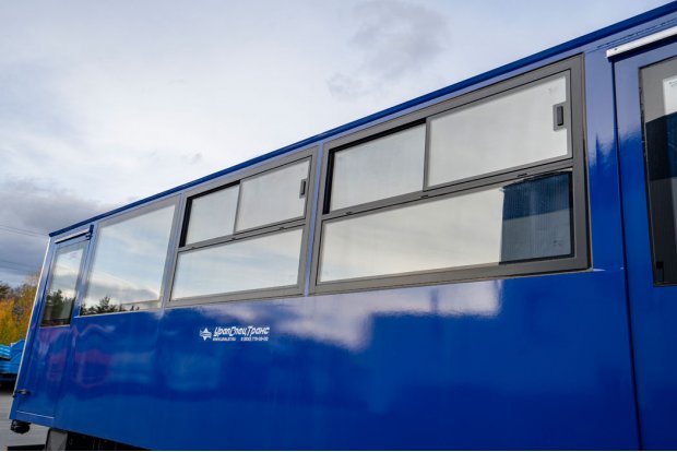 Окна вахты с солнцезащитными шторками