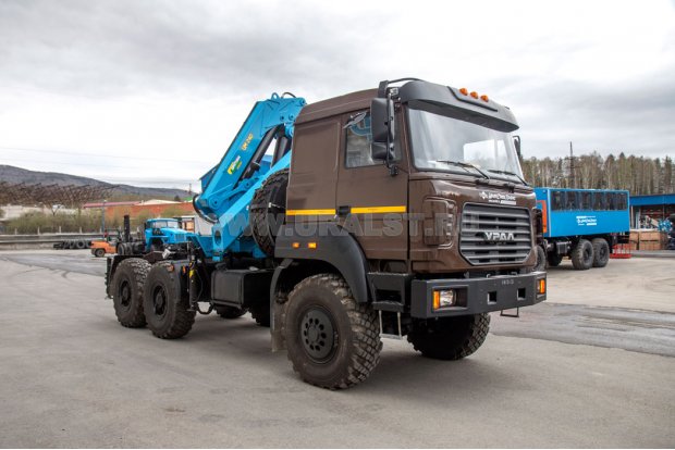 Седельный тягач Урал 44202-82М с КМУ ИМ-240