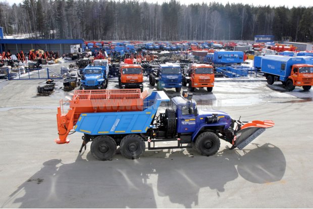 ВМКД-15 c пескоразбрасывателем и передним скоростным отвалом