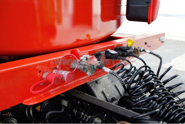 Разъемы для соединения электросистемы и пневмосистемы полуприцепа и тягача