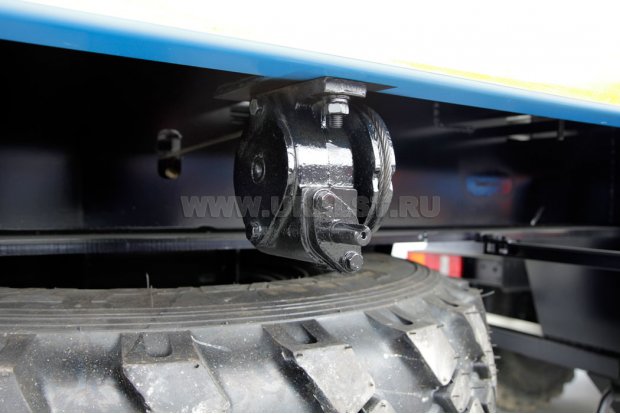 Механическая лебедка подъема и фиксации запасного колеса