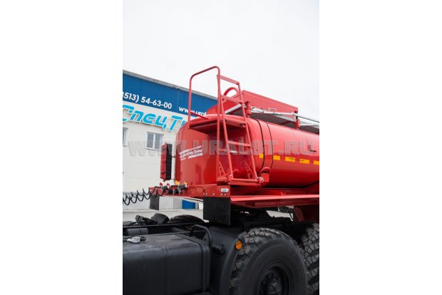 Лестница на площадку обслуживания цистерны