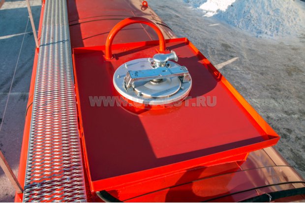 Заливная горловина цистерны. Экологический короб