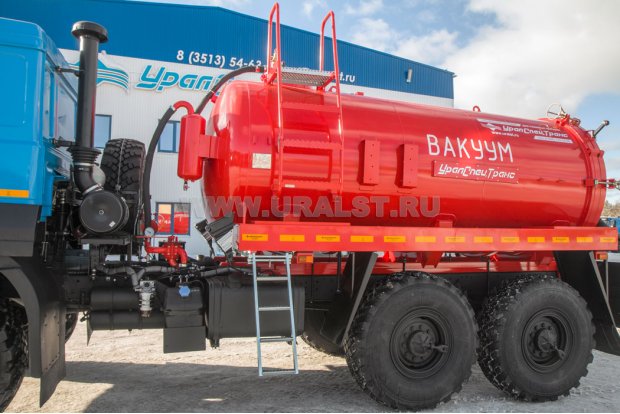 Лестница на площадку обслуживания люка цистерны