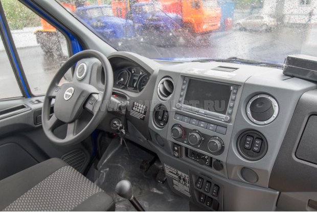 Приборная панель в кабине водителя