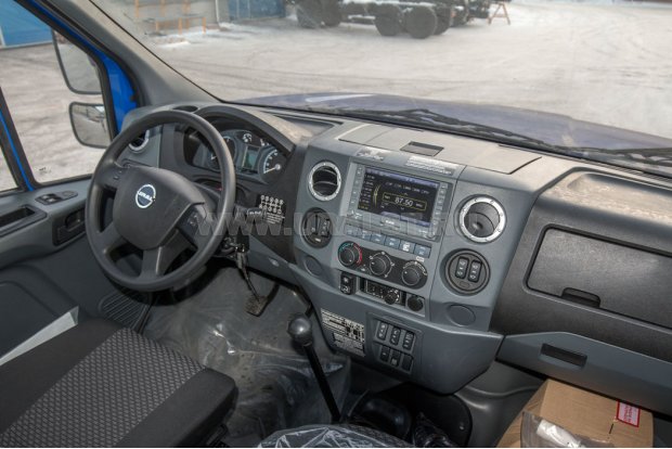 Приборная панель в кабине водителя