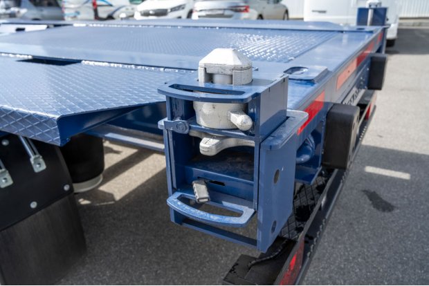 Контейнерная балка, фитинги для фиксации перевозимых контейнеров