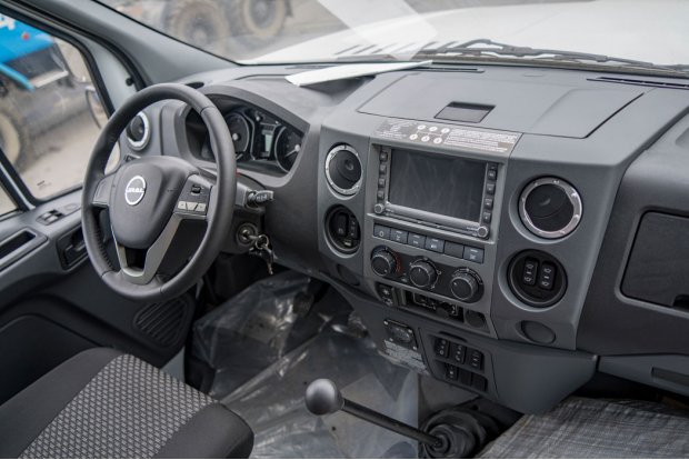 Приборная панель в кабине водителя