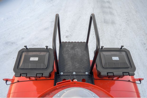 Площадка обслуживания и ящики для песка и кошмы