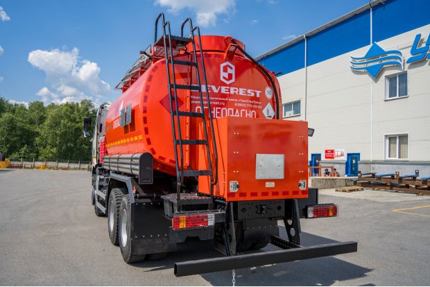 Лестница для подъема на площадку обслуживания цистерны