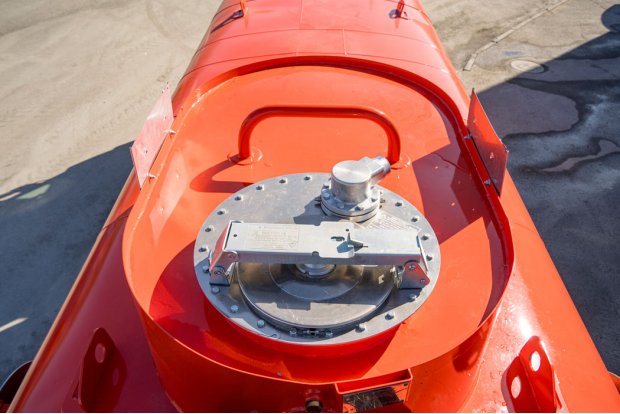 Заливная горловина цистерны