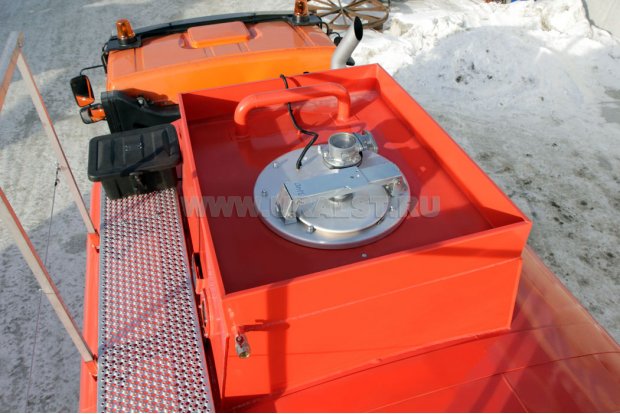 Заливная горловина цистерны