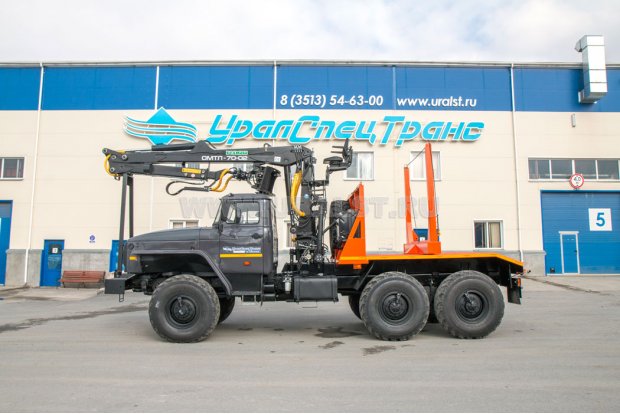 Лесовоз Урал с гидроманипулятором