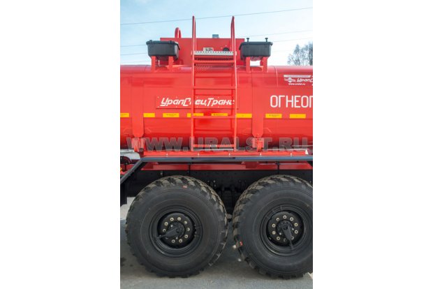 Лестница на площадку обслуживания