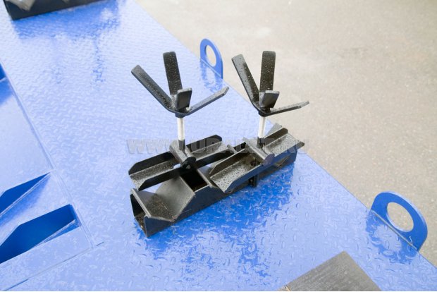 Крепление на грузовой платформы