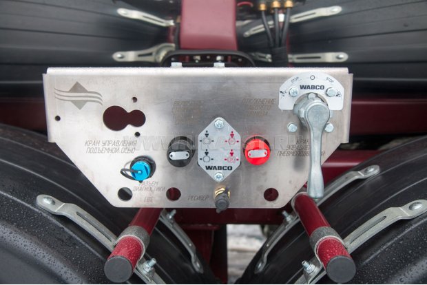 Пульт управления стояночным тормозом, подвеской, диагностический разъем