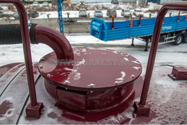 Заливная горловина цистерны