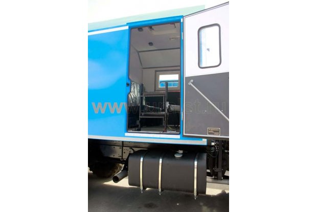 Двухсекционная раскладная лестница в транспортном положении