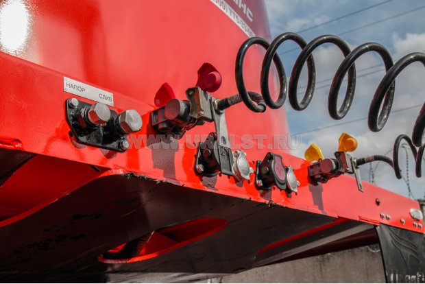 Разъемы для соединения электросистемы и пневмосистемы полуприцепа и тягача