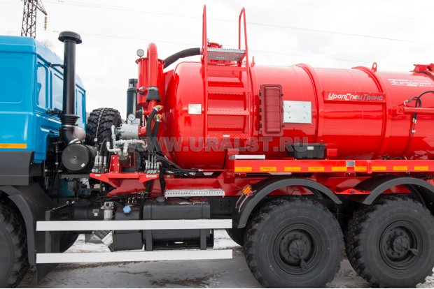 Лестница на площадку обслуживания