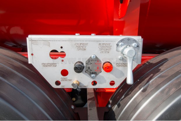 Управление тормозной системой, пневмоподвсекой, штуцер подкачки колес