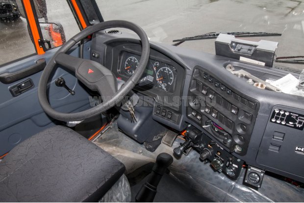 Приборная панель в кабине водителя