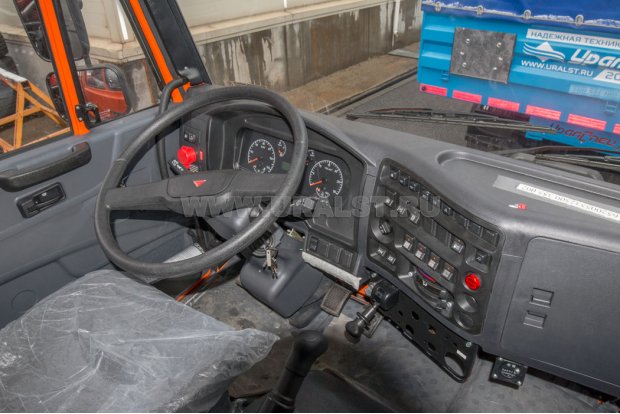 Приборная панель в кабине водителя