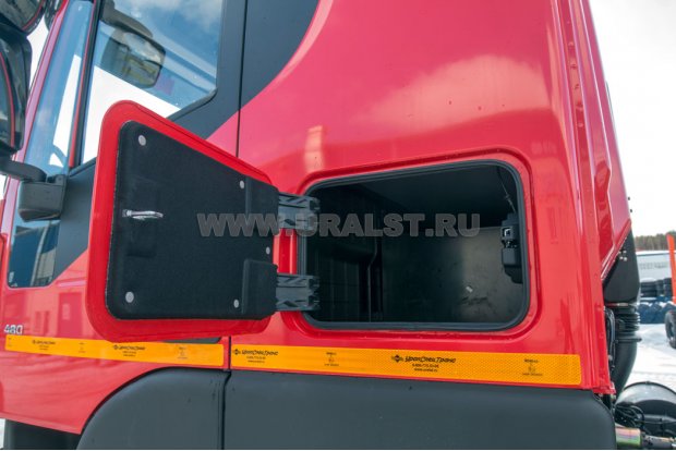 Ящик для инструмента и принадлежностей с открытием изнутри кабины